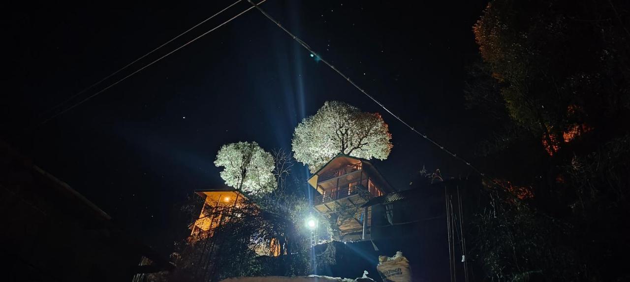 Ivory Castle Treehouse By Thewoodenbranch Villa Jibhi Bagian luar foto